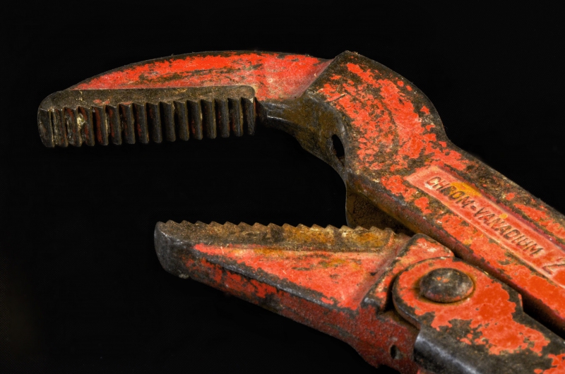 plombier-FAYENCE-min_pipe-wrench-318084